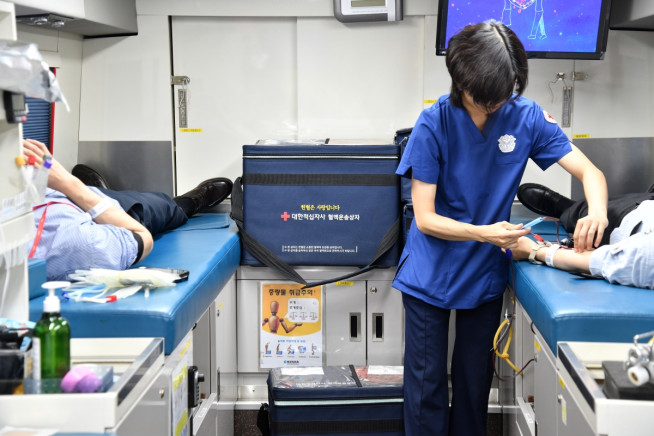 ▲한미그룹 임직원들이 사랑의 헌혈 캠페인에 동참하고 있다. (사진제공＝한미그룹)