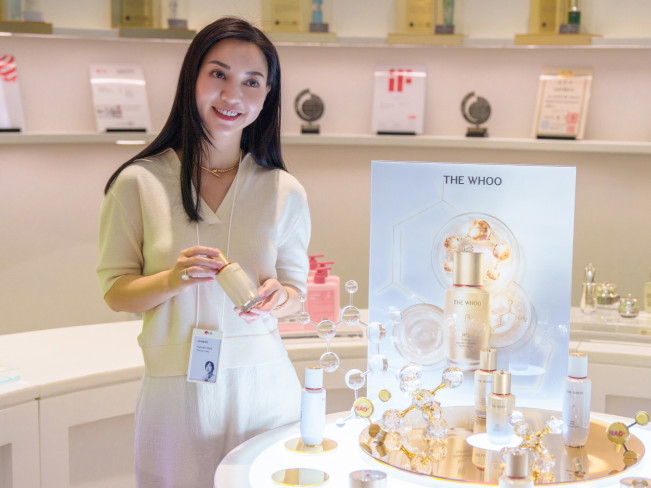 ▲ LG생활건강은 지난달 20~24일 베트남 대표 뷰티 인플루언서 한나 올라라를 초청해 LG생활건강 사업장을 중심으로 '더후 브랜드 투어'를 진행했다.