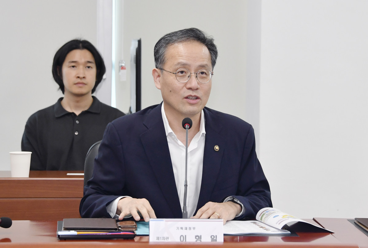▲이형일 기획재정부 차관이 8월 8일 오후 청주시 오송 소재- 오송첨단의료산업진흥재단을 방문, '바이오헬스 분야 릴레이 현장 간담회'를 주재, 모두발언을 하고 있다. (기획재정부)