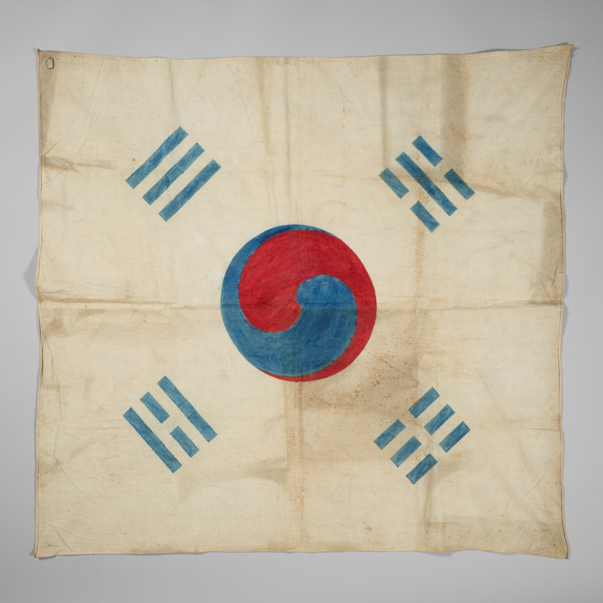 ▲대한민국역사박물관은 서울 종로구 소재 박물관 3층 전시실에서 광복 80주년 기념 특별전 '태극기, 함께해 온 나날들'을 연다고 8일 밝혔다. 사진은 1900년 파리 만국박람회에 출품된 것으로 추정하는 태극기. (대한민국역사박물관)