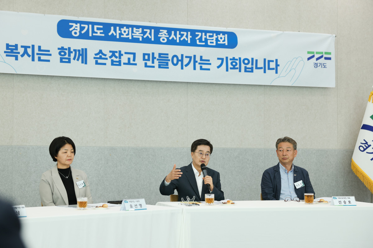 ▲김동연 경기도지사가 8일 경기도청에서 열린 사회복지 종사자 간담회에서 사회복지사들과 처우 개선 방안 등에 대해 논의하고 있다. (경기도)