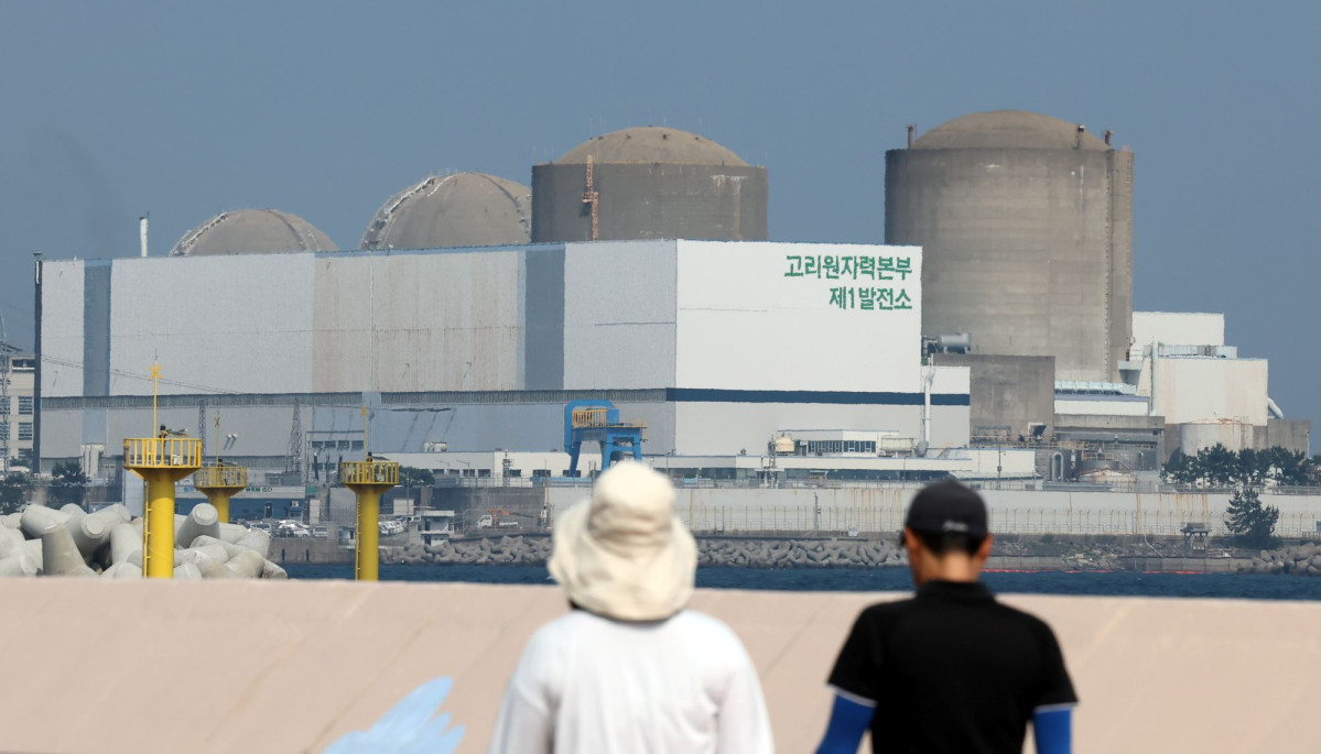 ▲6월 26일 오후 부산 기장군의 한 해안가에서 시민들이 고리원전 1호기를 바라보고 있다 (뉴시스)