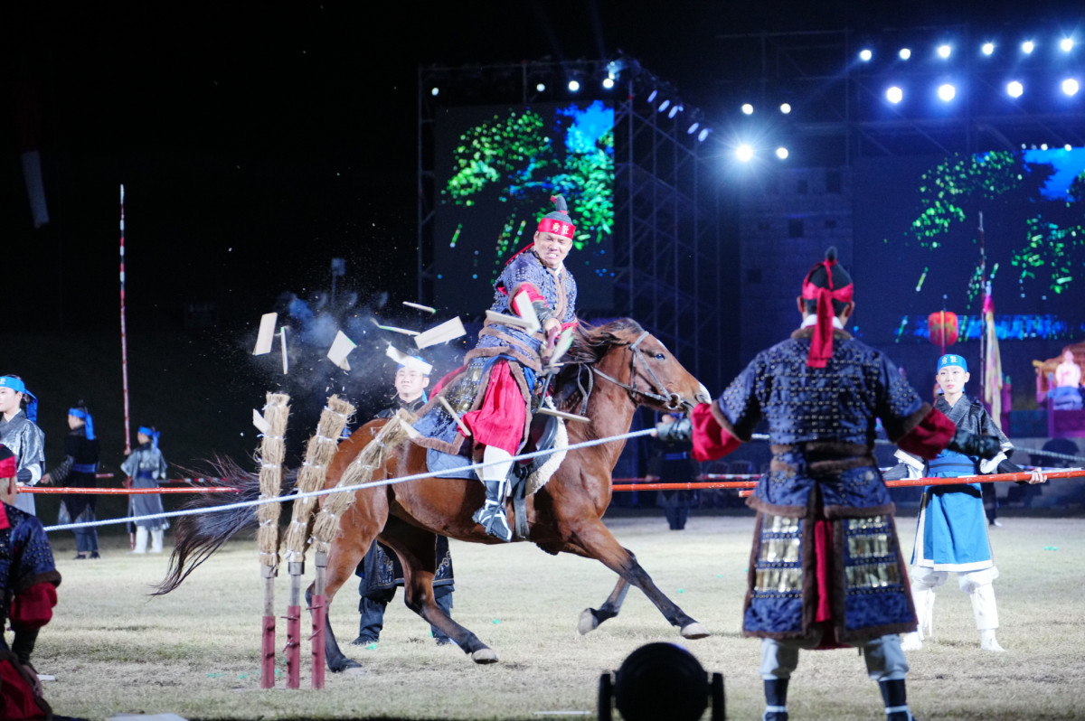 ▲ 2022년 제59회 수원화성문화제에서 진행된 야조 공연 (수원특례시)