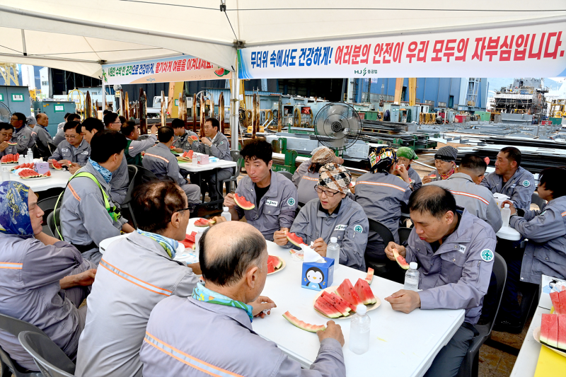 ▲HJ중공업 직원들이 유상철 대표가 제공한 수박을 먹고 있다 (사진제공=HJ중공업 )