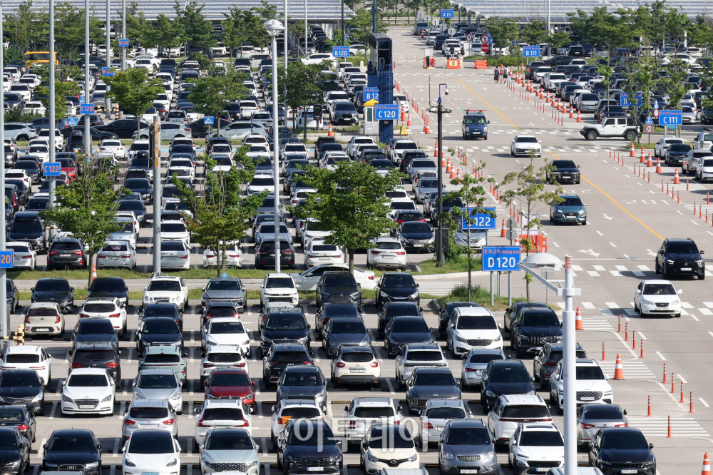 ▲여름 휴가철 성수기인 8일 인천국제공항 제2여객터미널 장기주차장이 차량으로 붐비고 있다. 인천국제공항공사는 지난달 25일부터 10일까지 약 387만 명이 인천공항을 이용할 예정이며 하루 평균 이용객은 22만 8000명으로 지난 설 연휴보다 4% 늘 것으로 전망했다. 고이란 기자 photoeran@