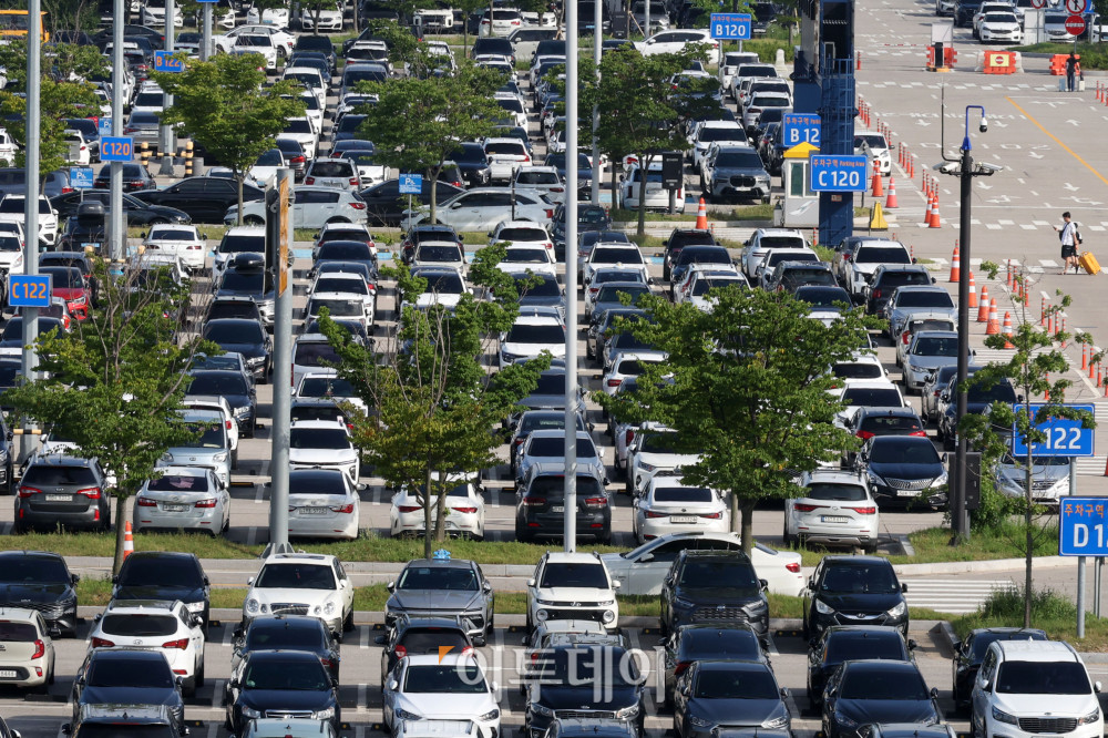 ▲여름 휴가철 성수기인 8일 인천국제공항 제2여객터미널 장기주차장이 차량으로 붐비고 있다. 인천국제공항공사는 지난달 25일부터 10일까지 약 387만 명이 인천공항을 이용할 예정이며 하루 평균 이용객은 22만 8000명으로 지난 설 연휴보다 4% 늘 것으로 전망했다. 고이란 기자 photoeran@