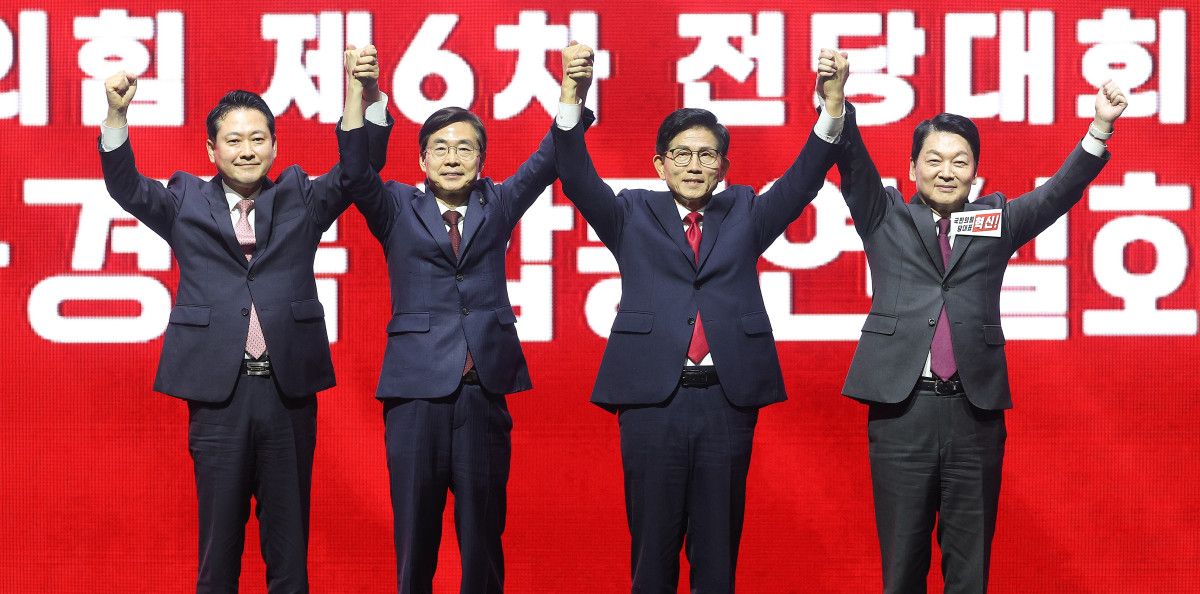 ▲ 국민의힘 당대표 선거에 출마한 장동혁·조경태·김문수·안철수(왼쪽부터) 후보가 8일 대구 북구 엑스코에서 열린 국민의힘 제6차 전당대회 대구·경북 합동연설회에서 단체 사진 촬영을 하고 있다. 2025.8.8 (연합뉴스)