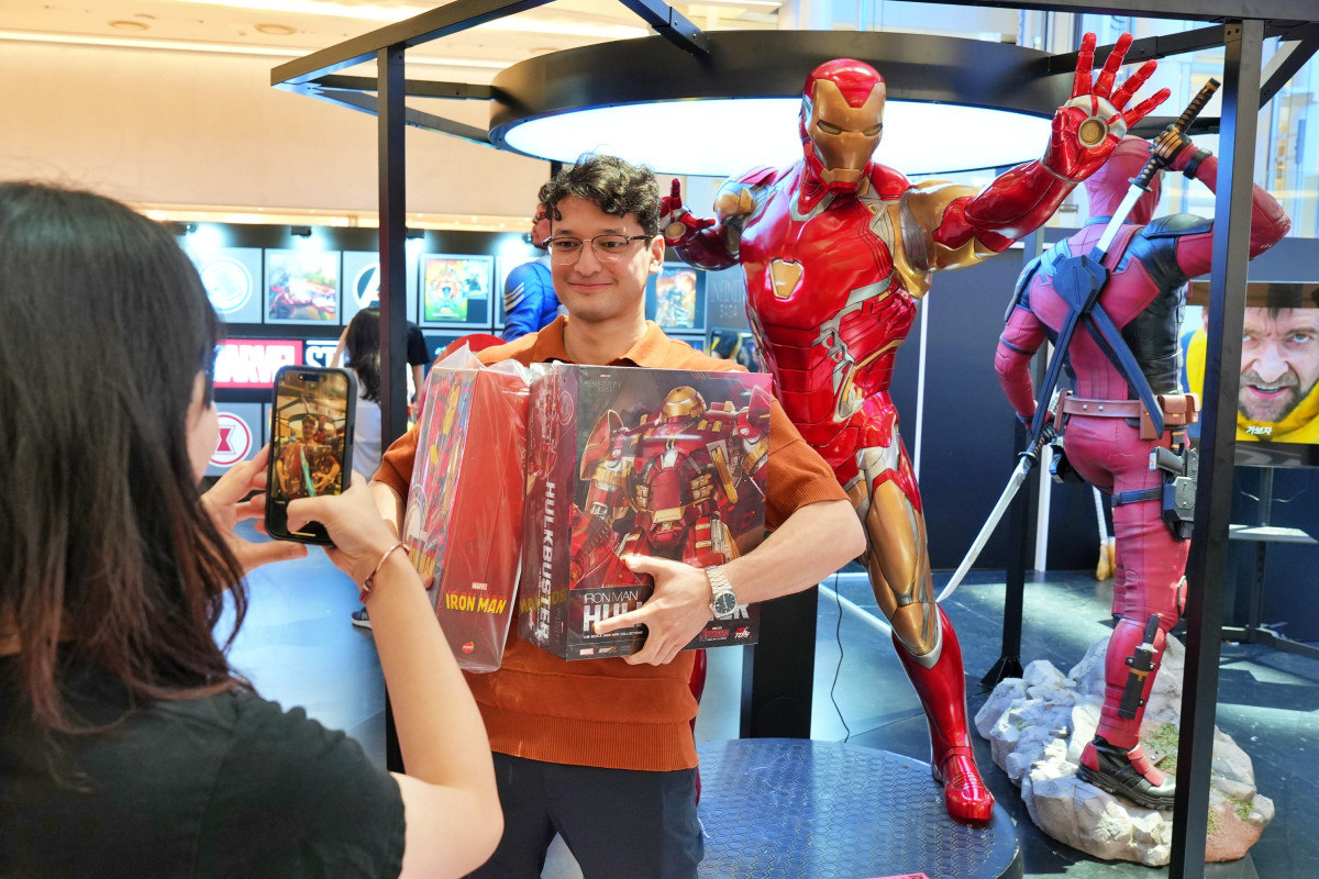 ▲롯데월드몰점 1층 아트리움 광장에서 진행 중인 '마블리부트' 팝업스토어에서 고객이 상품을 들고 있다. (사진제공=롯데쇼핑)