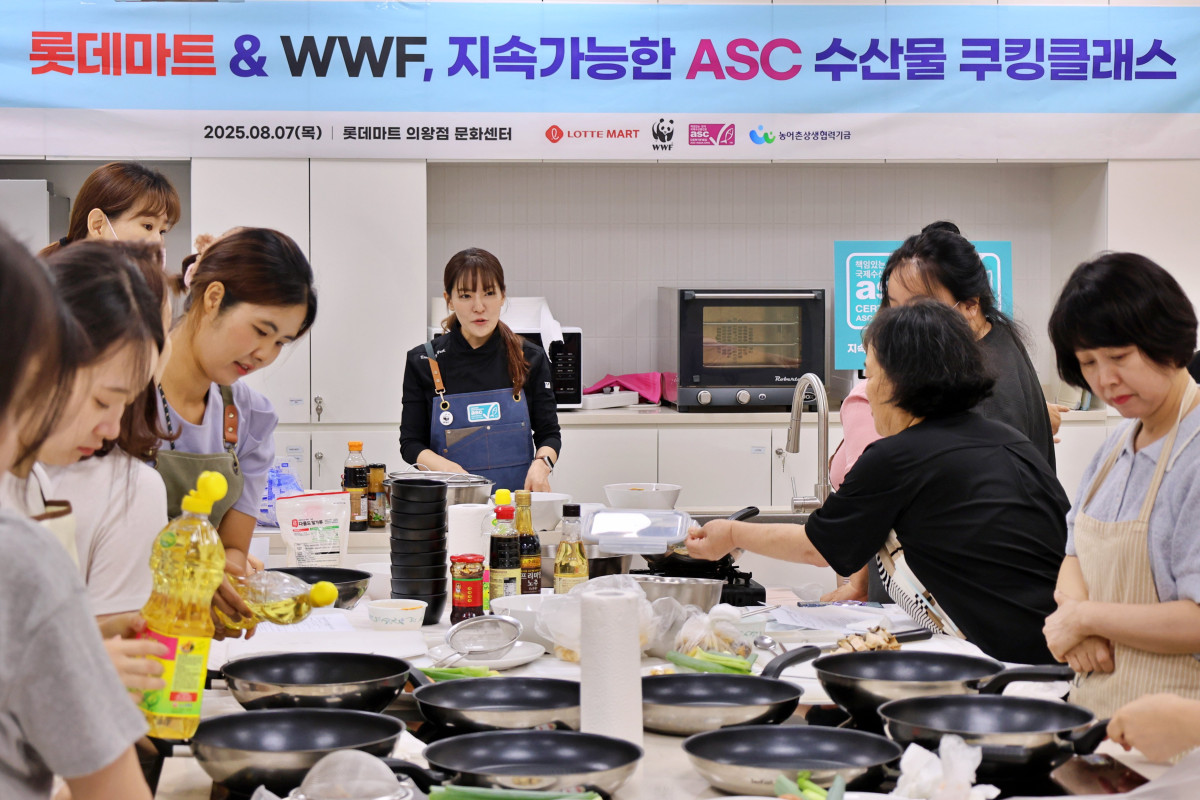 ▲ASC 수산물 요리 강좌 현장 (사진제공=롯데쇼핑)