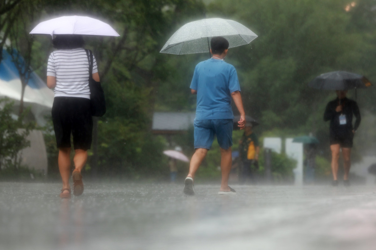 ▲전국 곳곳 비가 내린 6일 서울 광화문광장에서 우산을 쓴 시민들이 이동하고 있다. (연합뉴스)