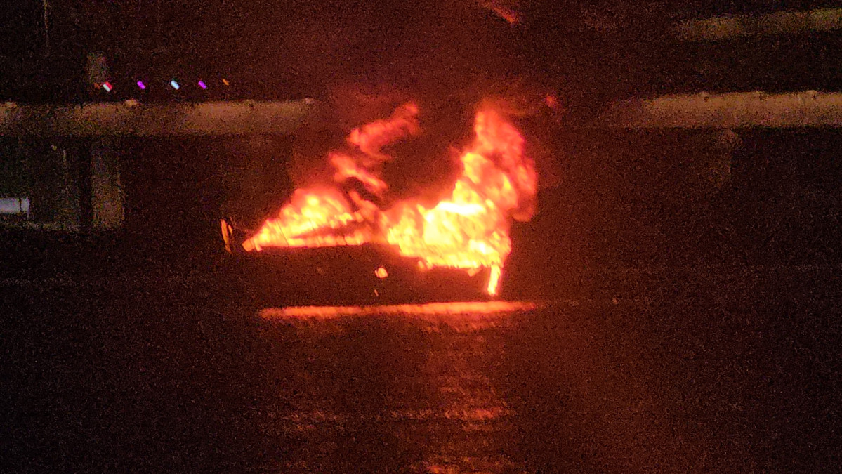 ▲8일 오후 8시 45분께 서울 반포대교 인근 한강에 떠 있는 요트에서 불이 나 탑승객들이 대피했다. (연합뉴스)