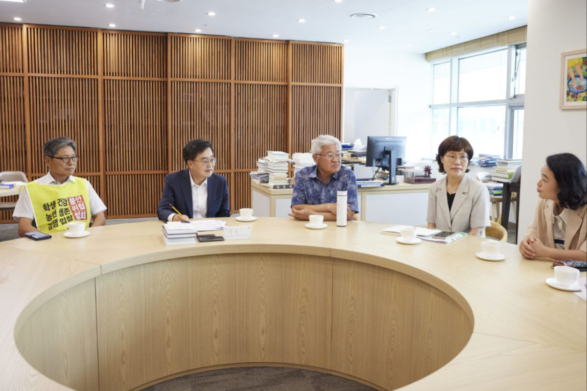 ▲김동연 경기도지사가 광주시 나눔의 집에서 열린 '기림의 날 기념식' 및 '기림문화제'에 참석해 대화를 나누고 있다. (경기도)