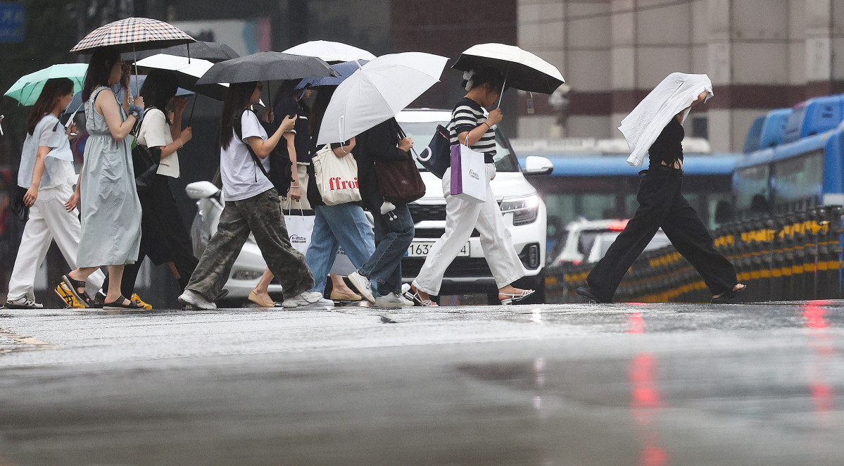 ▲대구에 비가 내린 6일 대구 중구 동성로에서 시민들이 우산을 쓰거나 겉옷을 덮어쓰고 이동하고 있다. (연합뉴스)