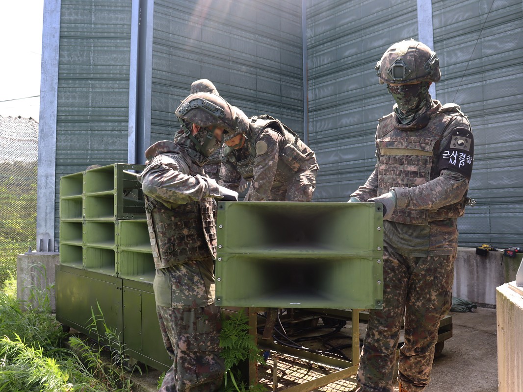 ▲) 군이 4일 대북 심리전을 위해 전방에 설치한 대북 확성기의 철거에 들어갔다. 사진은 이날 대북확성기 철거 작업하는 모습. (연합뉴스)