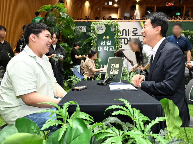 ▲오세훈 서울시장이 9일 열린 ‘서울런 수시:로 물어봐- 2026년 대입 수시상담 박람회 및 설명회’에서 수험생에게 진로 상담을 해주고 있다. (사진제공=서울시)