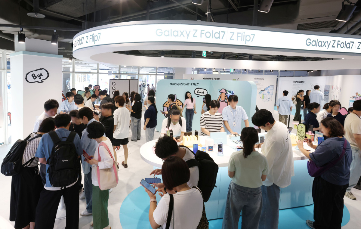 ▲서울 코엑스에서 운영되는 '갤럭시 Z 폴드7∙Z 플립7'과 아티스트 '장 줄리앙(Jean Jullien)'의 협업 체험존 'The Galaxy UNFOLDERS' 전경 (사진제공=삼성전자)