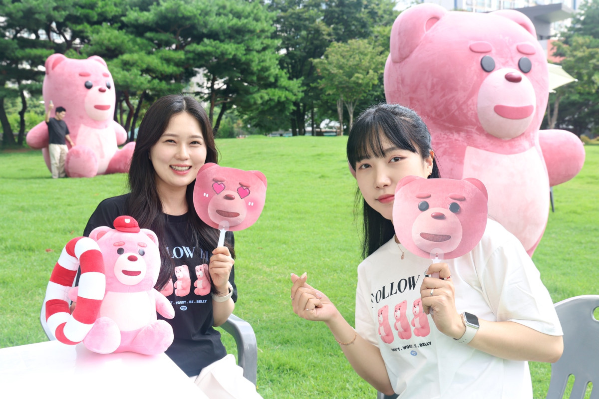 ▲롯데홈쇼핑은 8일부터 10일까지 영등포공원에서 열리는 여름축제 '대(大)피서'에서 자체 캐릭터 '벨리곰' 조형물을 선보여 방문객들의 호응을 얻었다.  (사진제공=롯데홈쇼핑)