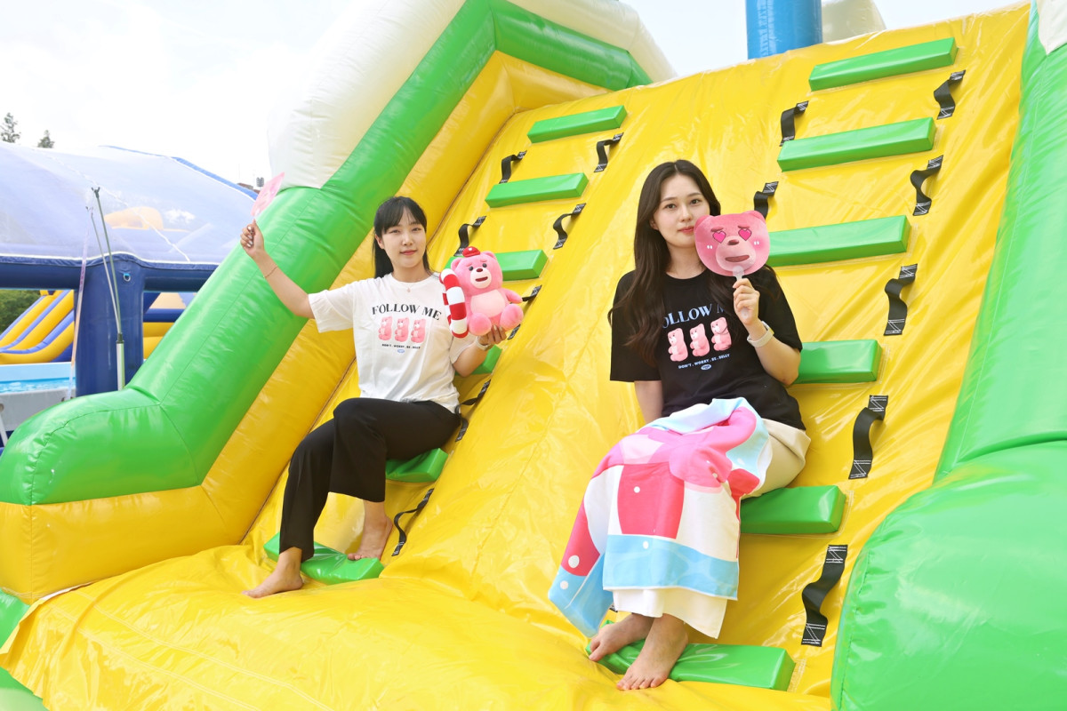 ▲롯데홈쇼핑은 8일부터 10일까지 영등포공원에서 열리는 여름축제 '대(大)피서'에서 자체 캐릭터 '벨리곰' 조형물을 선보여 방문객들의 호응을 얻었다.  (사진제공=롯데홈쇼핑)