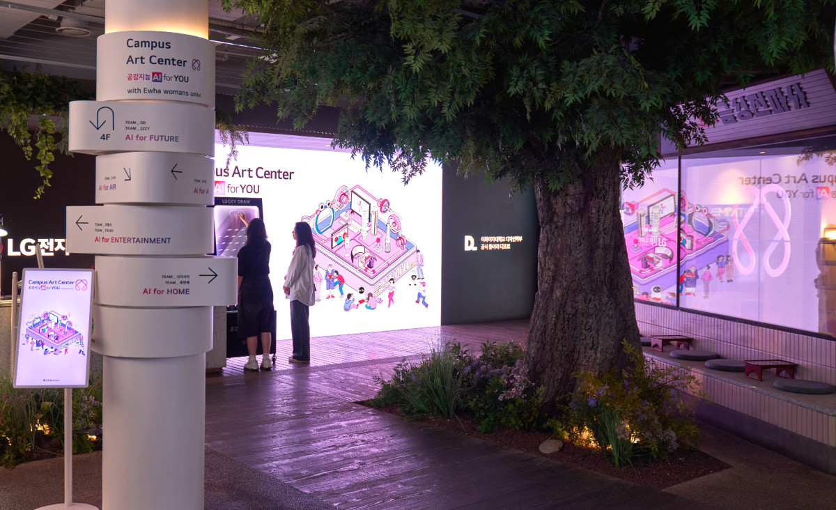 ▲LG전자가 서울 동대문구 경동시장에 위치한 ‘금성전파사 새로고침센터’를 ‘공감지능 AI’ 경험공간으로 새롭게 단장했다. '공감지능'을 보다 쉽고 자연스럽게 경험할 수 있도록 시각예술로 공간을 재구성했다. 사진은 ‘금성전파사 새로고침센터’ 전경. (사진제공=LG전자)