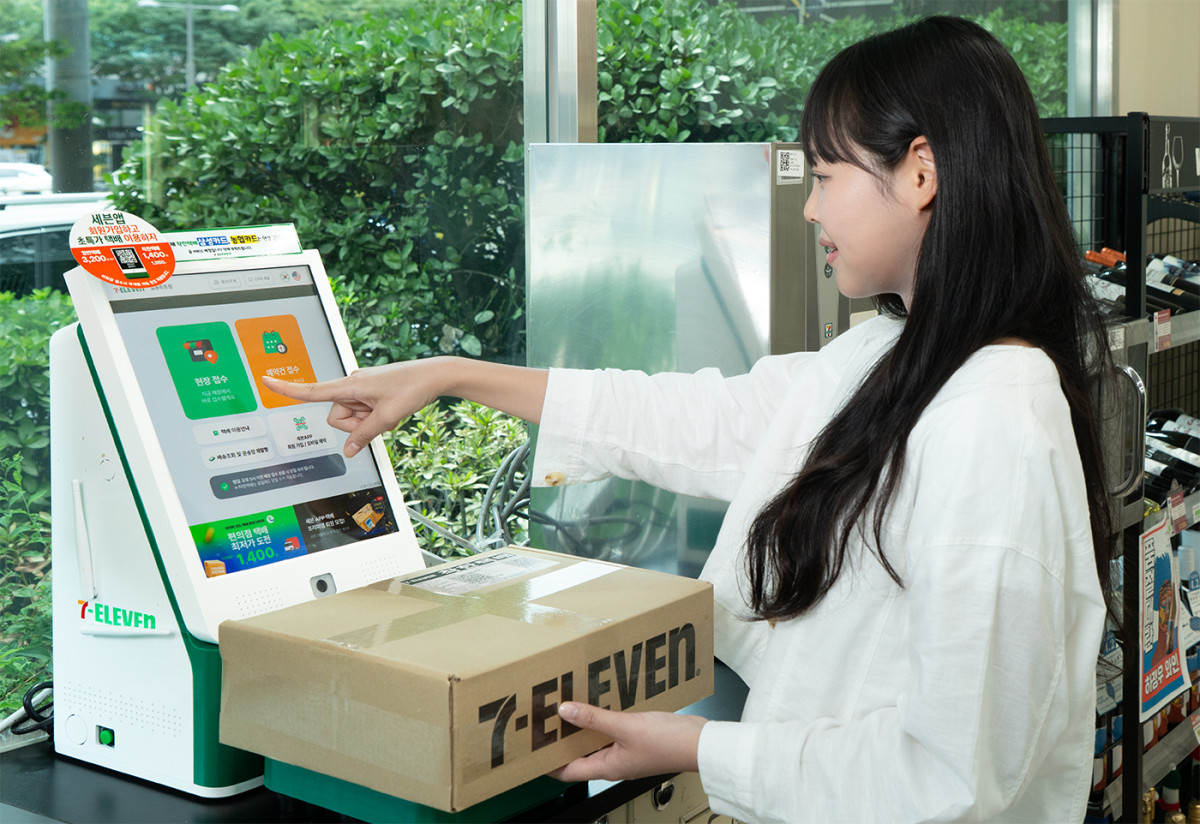▲편의점 세븐일레븐은 11일 ‘신규통합저울형 택배장비’를 도입한다고 10일 밝혔다. 11월까지 전국 점포에 총 3000여 대를 보급할 계획이다.  (사진제공=코리아세븐)
