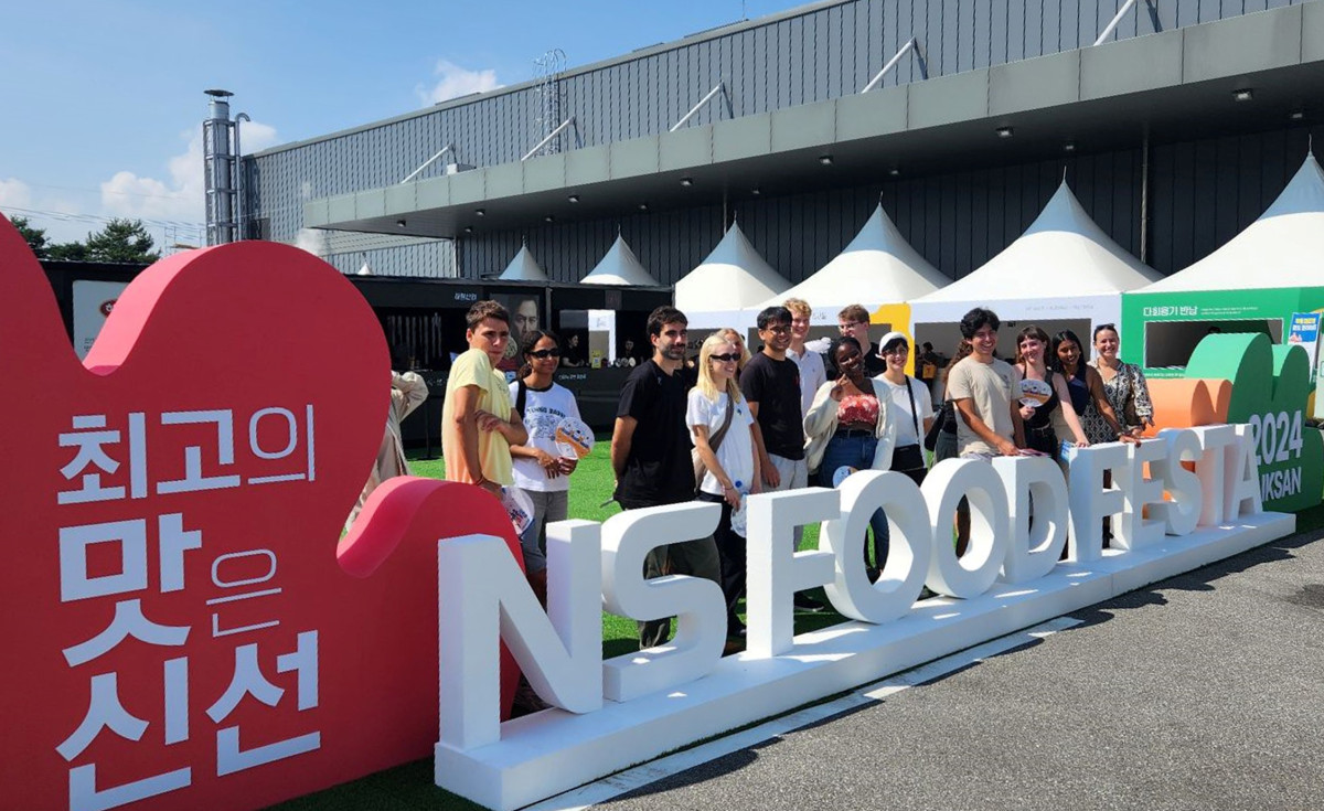 ▲작년 NS푸드페스타2024에서 외국인 관람객들이 기념촬영을 하고 있다. (사진제공=NS홈쇼핑)