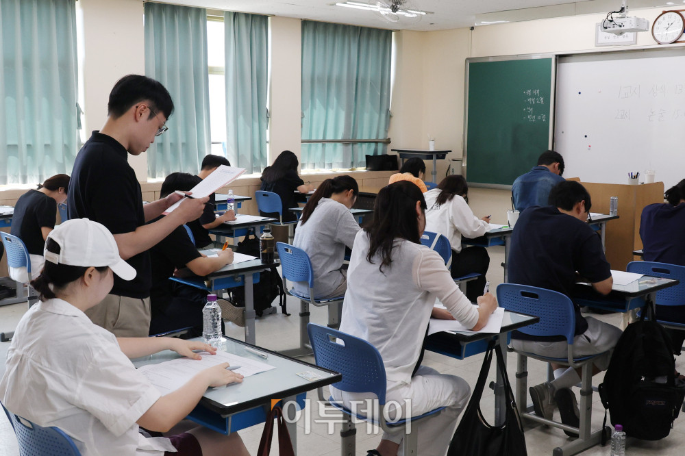 ▲10일 서울 용산구 용산철도고등학교에서 열린 2025 이투데이 19기 수습기자 필기시험에서 응시생들이 시험을 치르고 있다. 고이란 기자 photoeran@