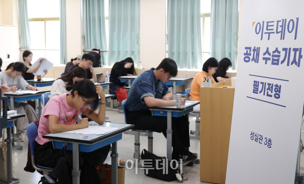 ▲10일 서울 용산구 용산철도고등학교에서 열린 2025 이투데이 19기 수습기자 필기시험에서 응시생들이 시험을 치르고 있다. 고이란 기자 photoeran@