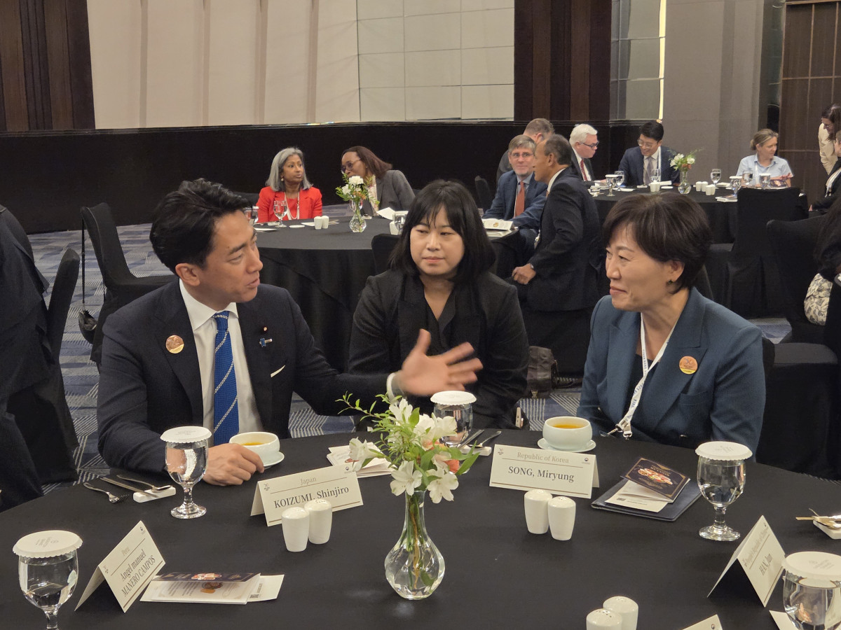 ▲송미령 농림축산식품부 장관(오른쪽)이 10일 10일 인천 송도컨벤시아에서 열린 ‘2025년 APEC 식량안보 장관회의’에서  고이즈미 신지로 일본 농림수산성 대신(왼쪽)과 만나 대화를 나누고 있다. (사진제공=농림축산식품부)