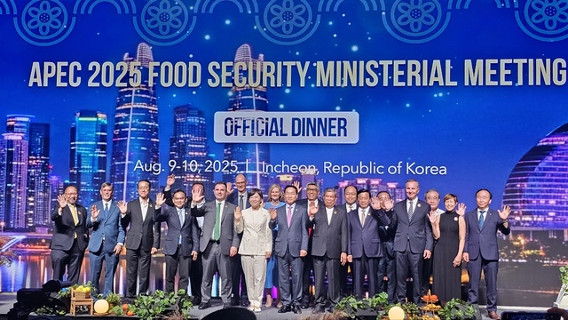 ▲‘아시아태평양경제협력체(APEC) 식량안보 장관회의’ 하루 전인 9일 인천 영종도에서 열린 공식 환영만찬 행사 참석자들이 기념 촬영을 하고 있다. (사진제공=인천시)