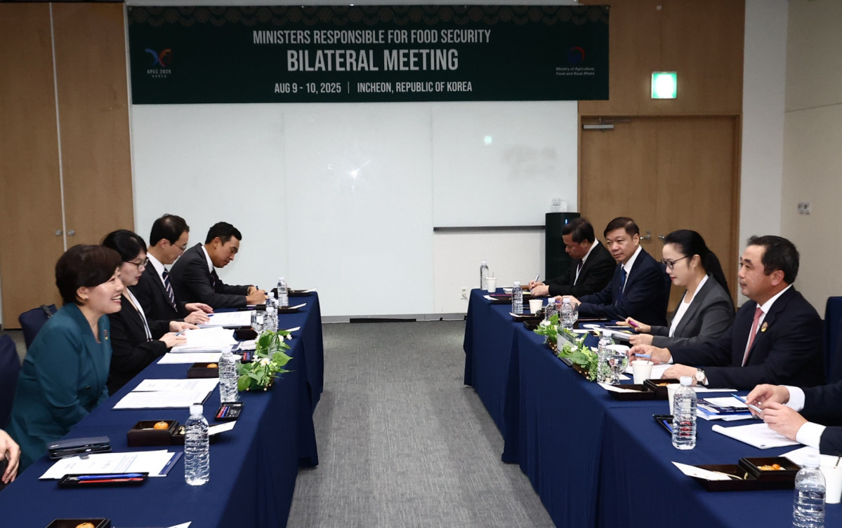 ▲송미령 농림축산식품부 장관(왼쪽 첫 번째)이 9~10일 인천에서 열린 아시아태평양경제협력체(APEC) 식량안보장관회의를 계기로 쩐 득탕(Trần Đức Thắng) 베트남 농업환경부 장관 직무대행과 만나 대화를 나누고 있다. (사진제공=농림축산식품부)