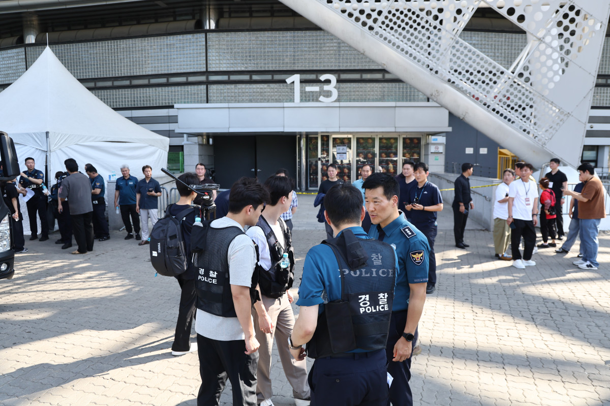 ▲ 10일 폭발물 설치 신고가 접수된 서울 올림픽공원 KSPO돔(올림픽체조경기장)이 통제돼 있다. (연합뉴스)