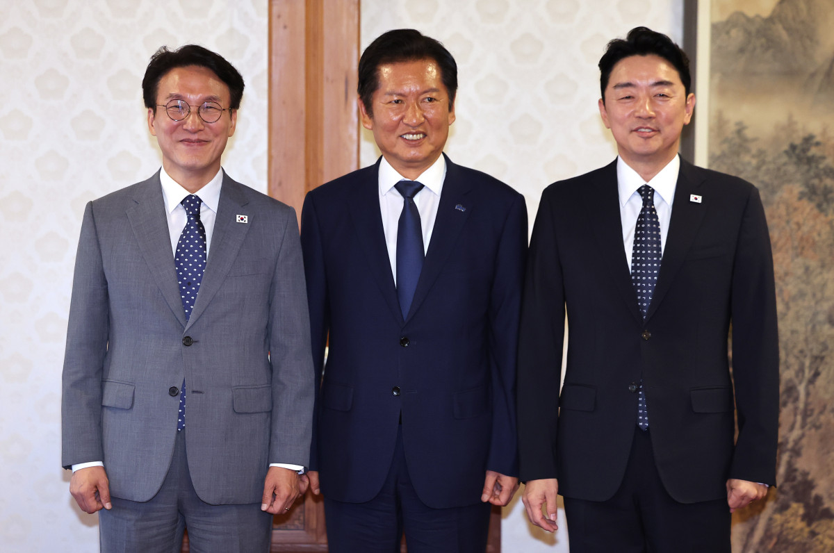 ▲김민석 국무총리(왼쪽)가 10일 서울 종로구 삼청동 총리공관에서 열린 고위당정협의회에서 더불어민주당 정청래 대표(가운데), 강훈식 대통령 비서실장과 기념촬영을 하고 있다. (연합뉴스)