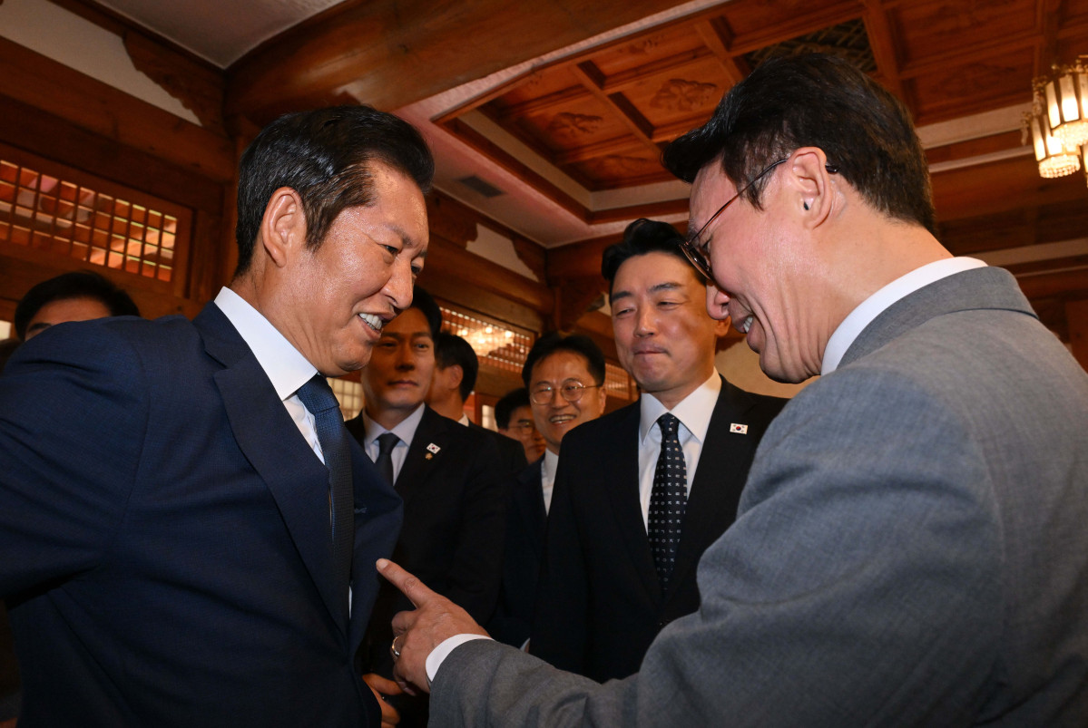 ▲김민석 국무총리, 정청래 더불어민주당 대표, 강훈식 대통령실 비서실장이 10일 서울 종로구 총리공관에서 열린 고위당정협의회에 참석하고 있다. 신태현 기자 holjjak@