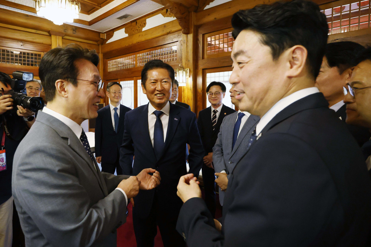 ▲김민석 국무총리와 정청래 더불어민주당 대표, 강훈식 대통령 비서실장이 10일 오후 서울 종로구 삼청동 총리공관에서 열린 고위당정협의회에서 대화를 나누고 있다. 신태현 기자 holjjak@