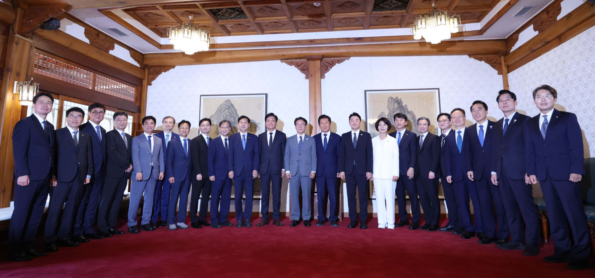 ▲김민석 국무총리, 정청래 더불어민주당 대표, 강훈식 대통령 비서실장 등이 10일 서울 종로구 총리공관에서 열린 고위당정협의회에서 기념촬영을 하고있다. 신태현 기자 holjjak@