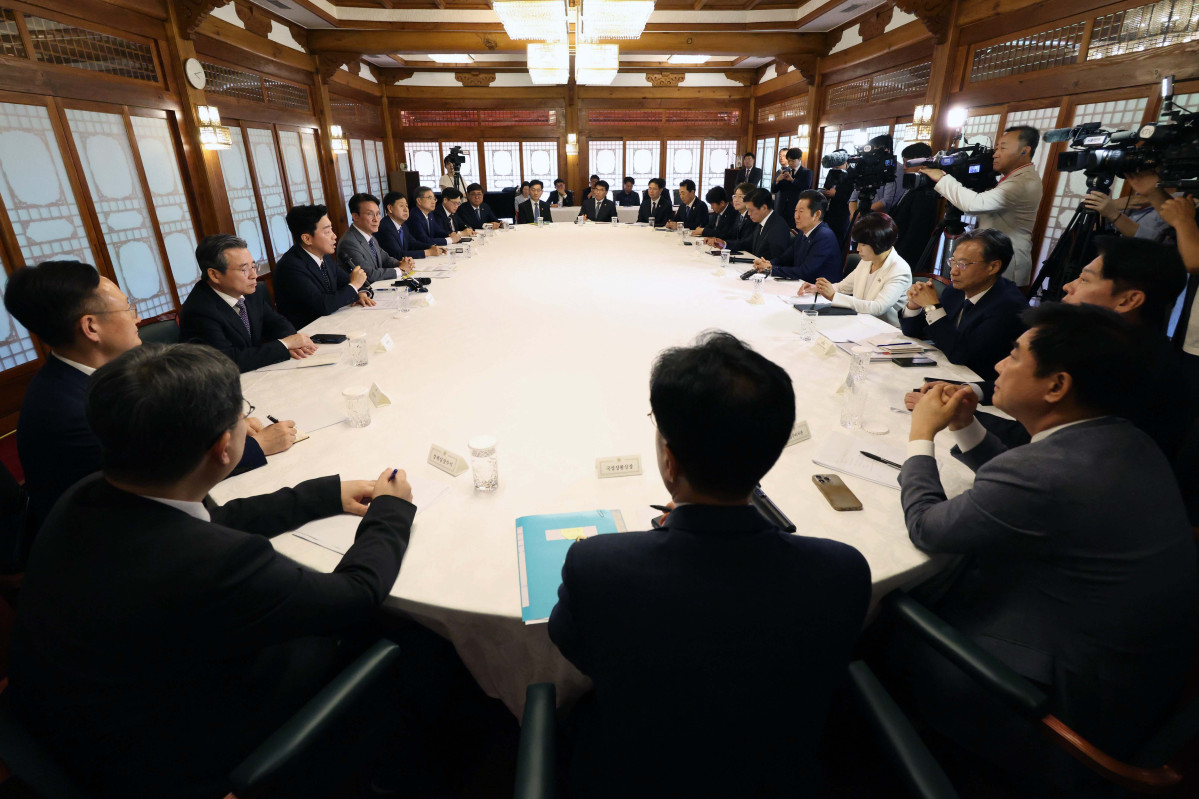 ▲강훈식 대통령 비서실장이 10일 서울 종로구 총리공관에서 열린 고위당정협의회에서 발언하고 있다. 신태현 기자 holjjak@