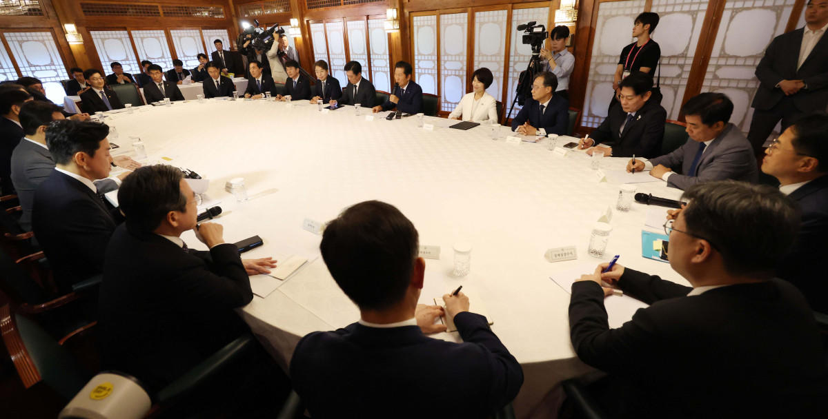 ▲정청래 더불어민주당 대표가 10일 서울 종로구 총리공관에서 열린 고위당정협의회에서 발언하고 있다. 신태현 기자 holjjak@