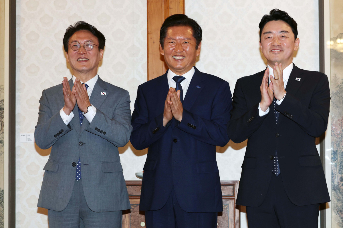 ▲김민석 국무총리, 정청래 더불어민주당 대표, 강훈식 대통령 비서실장이 10일 서울 종로구 총리공관에서 열린 고위당정협의회에서 기념촬영을 하고있다. 신태현 기자 holjjak@