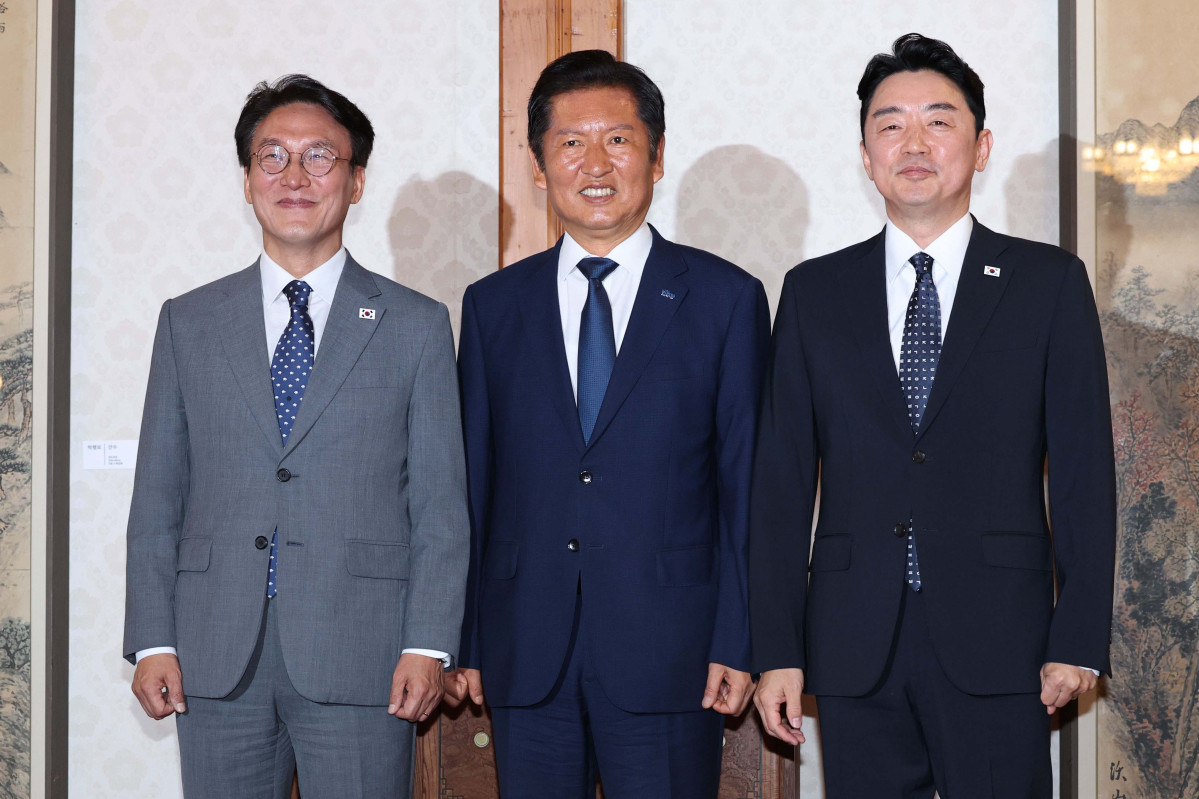 ▲김민석 국무총리, 정청래 더불어민주당 대표, 강훈식 대통령 비서실장이 10일 서울 종로구 총리공관에서 열린 고위당정협의회에서 기념촬영을 하고있다. 신태현 기자 holjjak@