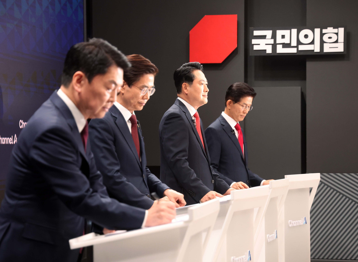 ▲10일 서울 종로구 채널A스튜디오에서 열린 국민의힘 8·22 전당대회 첫 방송토론회에서 안철수(왼쪽부터), 조경태, 장동혁, 김문수 후보가 토론준비를 하고 있다. 국회사진기자단