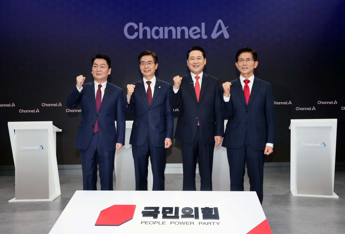 ▲10일 서울 종로구 채널A스튜디오에서 열린 국민의힘 8·22 전당대회 첫 방송토론회에 앞서 안철수(왼쪽부터), 조경태, 장동혁, 김문수 후보가 기념촬영을 하고 있다. 국회사진기자단