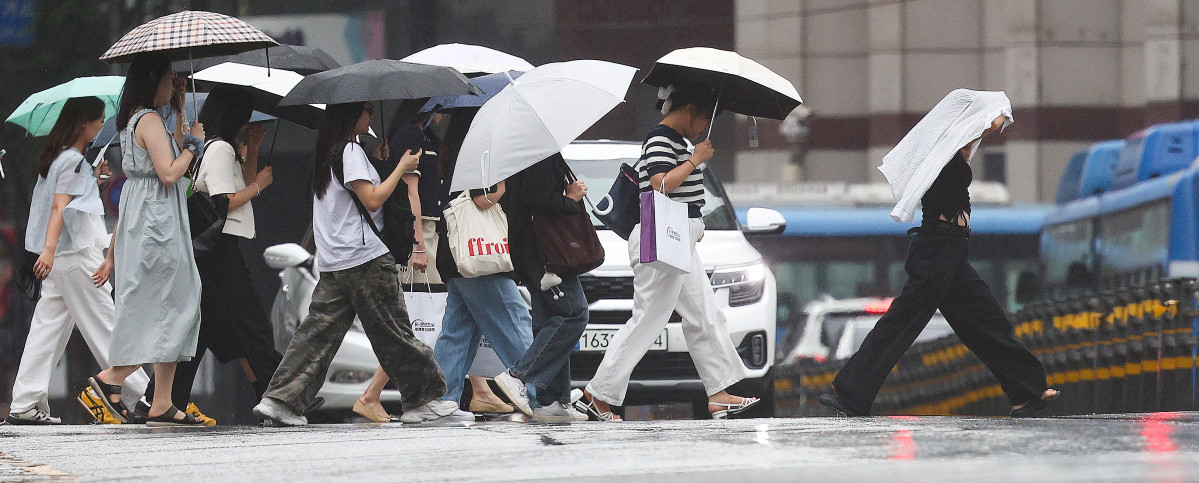 ▲대구 중구 동성로에서 시민들이 우산을 쓰거나 겉옷을 덮어쓰고 이동하고 있다. (연합뉴스)