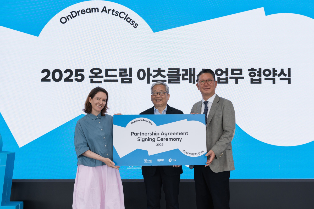 ▲온드림 아츠클래스 협약식 사진. 왼쪽부터 영국 아티즈(Artis) 레베카 보일 서 대표, 현대차 정몽구 재단 정무성 이사장, 사단법인 점프 서창범 이사장. (사진=현대차정몽구재단)