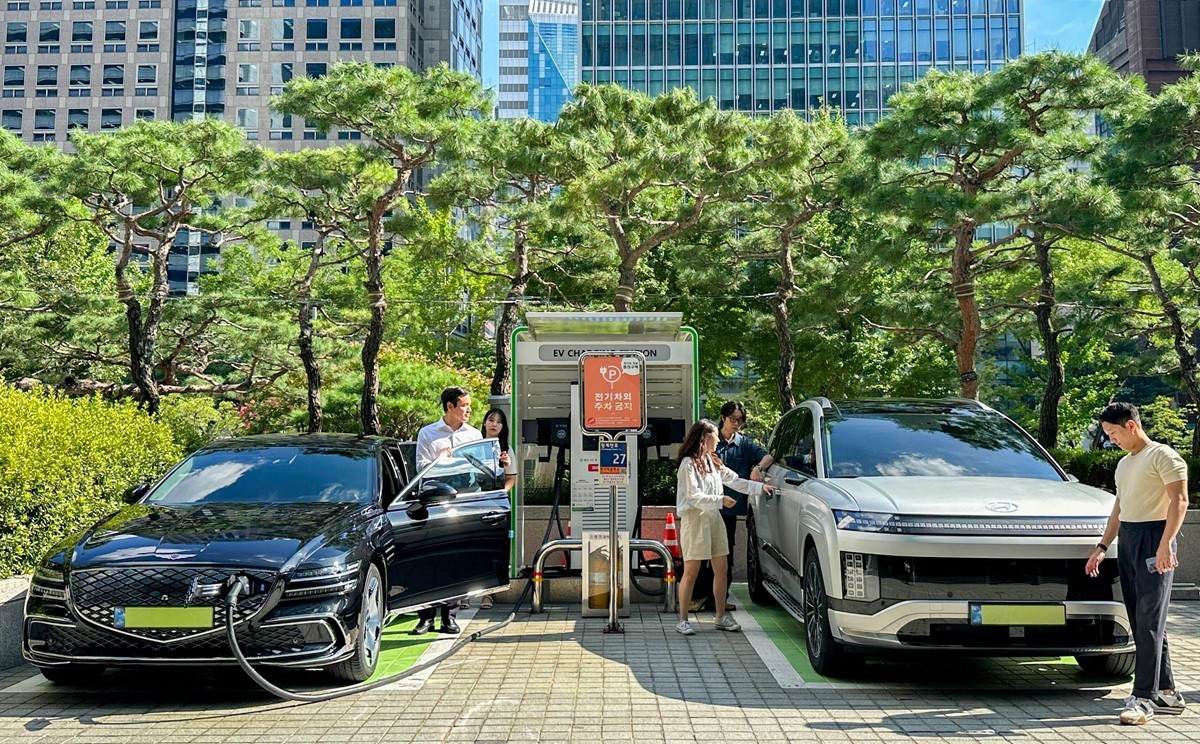 ▲SK이노베이션 계열 직원들이 서울 종로구 SK서린빌딩에서 충전중인 현대자동차 대표 전기차 모델 아이오닉9과 eG80(전기화 모델)을 체험하고 있다. (SK이노베이션)