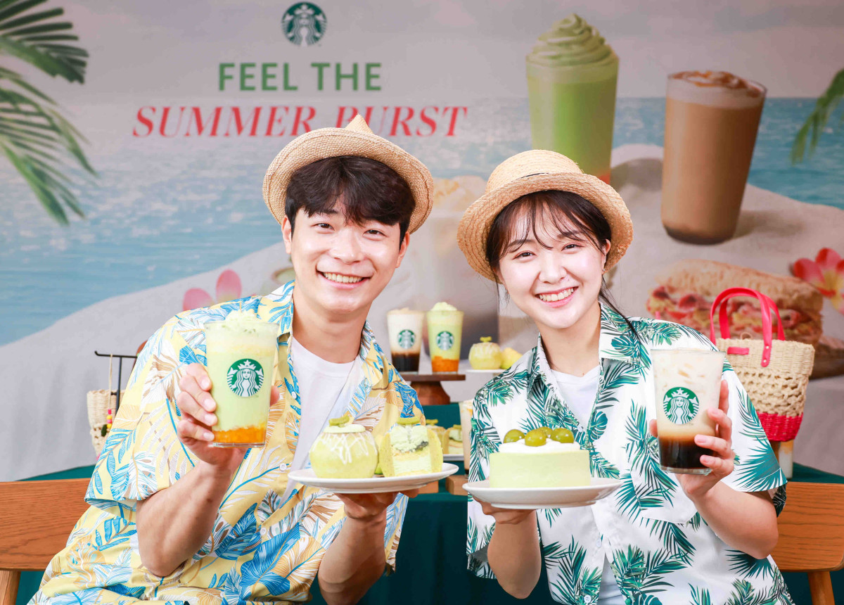 ▲모델들이 스타벅스의 ‘더 멜론 오브 멜론 프라푸치노’를 들고 있다. (사진제공=스타벅스코리아)