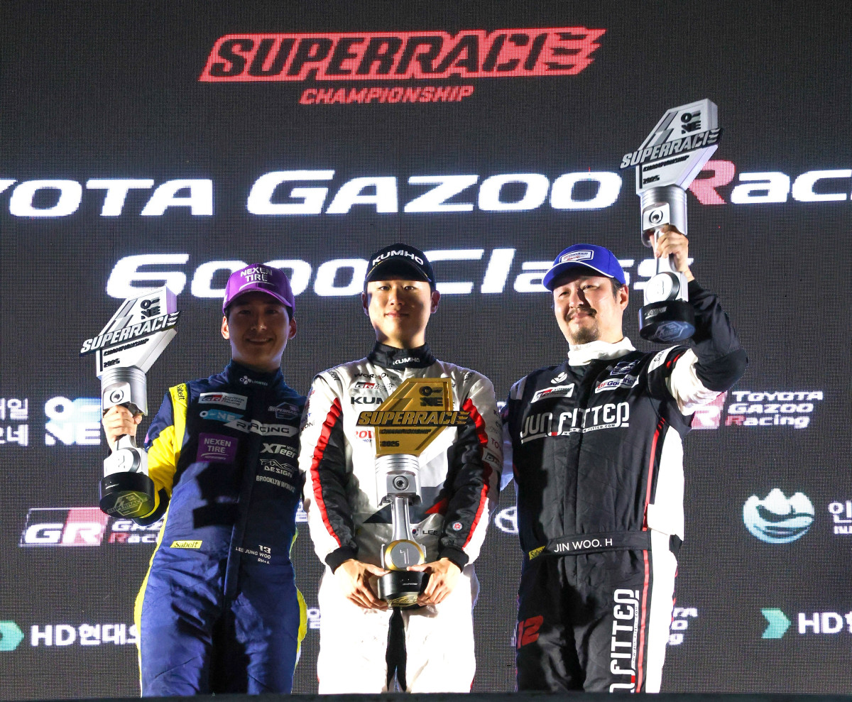 ▲9일 강원도 인제 스피디움에서 열린 ‘2025 오네 슈퍼레이스 챔피언십’ 토요타 가주 레이싱 6000클래스 5라운드에서 금호타이어 후원 ‘금호 SL 모터스포츠팀’ 이창욱 선수가 1위를 차지했다. (사진 가운데). (사진=금호타이어)