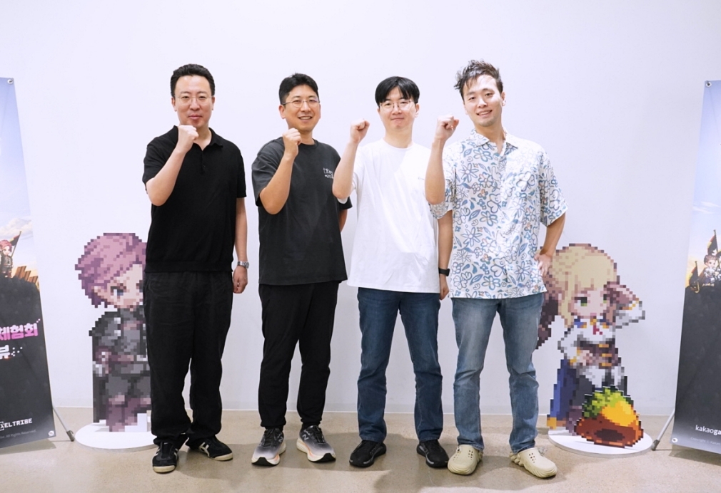 ▲(왼쪽부터)픽셀트라이브 이정환 시스템 디렉터, 배정현대표, 최진성 PD, 정태룡 콘텐츠 디렉터가  7일 판교 타운홀에서 열린 미디어 인터뷰에서 기념사진을 찍고 있다.  (사진제공=카카오게임즈)