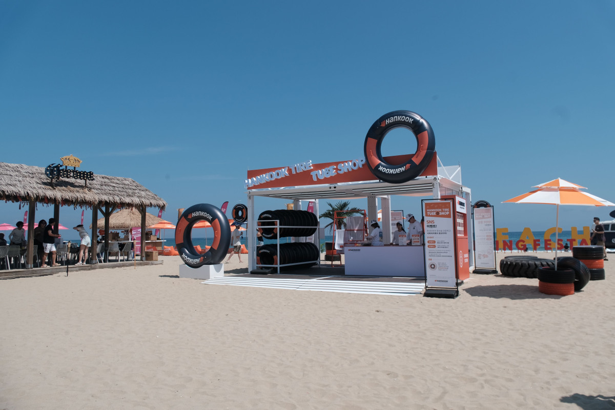 ▲‘한국(Hankook)’ 브랜드 시그니처 컬러로 꾸며진 팝업 스토어 전경. (사진=한국앤컴퍼니)