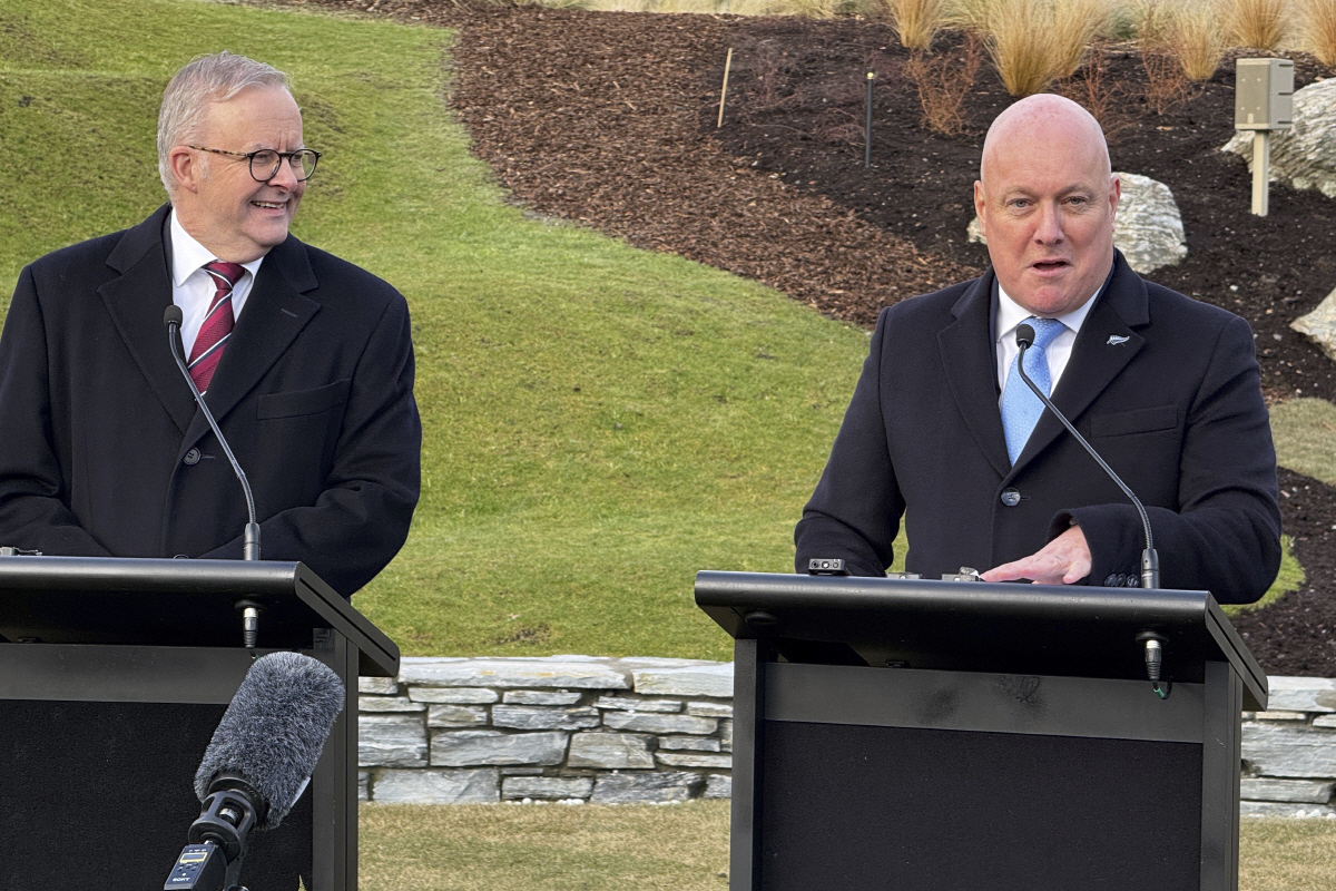 ▲앤서니 앨버니지(왼쪽) 호주 총리와 크리스토퍼 럭슨 뉴질랜드 총리가 9일(현지시간) 공동 기자회견을 하고 있다.  (퀸스타운/AP연합뉴스)