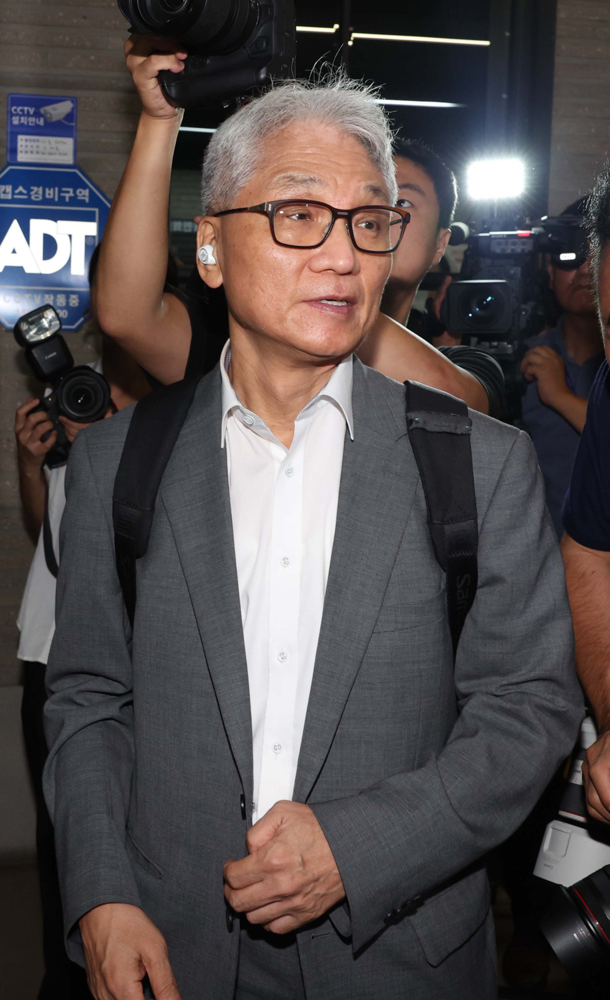 ▲여상원 국민의힘 중앙윤리위원회 위원장이 11일 서울 여의도 국민의힘 중앙당사에서 전당대회 합동연설회를 방해한 전한길 씨의 징계 절차 논의를 위해 열린 회의에 참석하고 있다. 신태현 기자 holjjak@